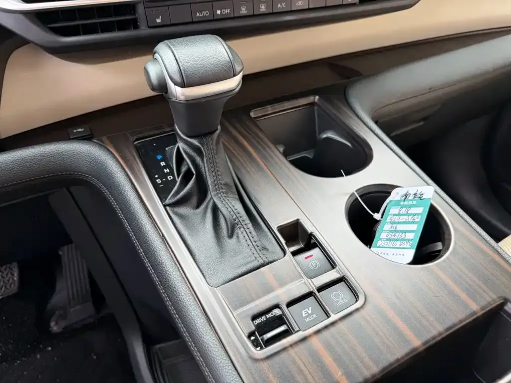 Toyota Granvia — фото 4