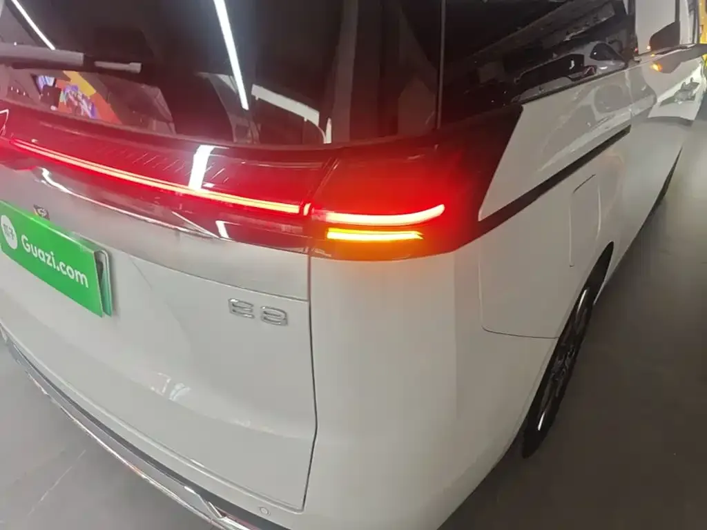 GAC Motor 传祺E8 PHEV — фото 2