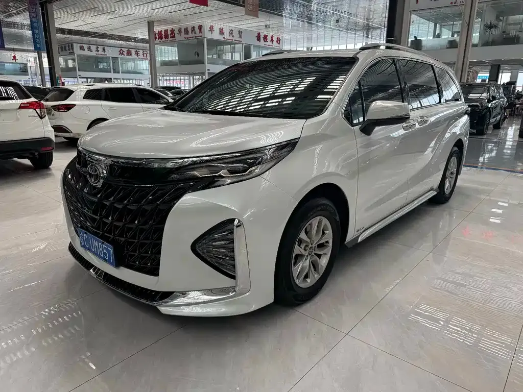 Toyota Granvia — фото 1