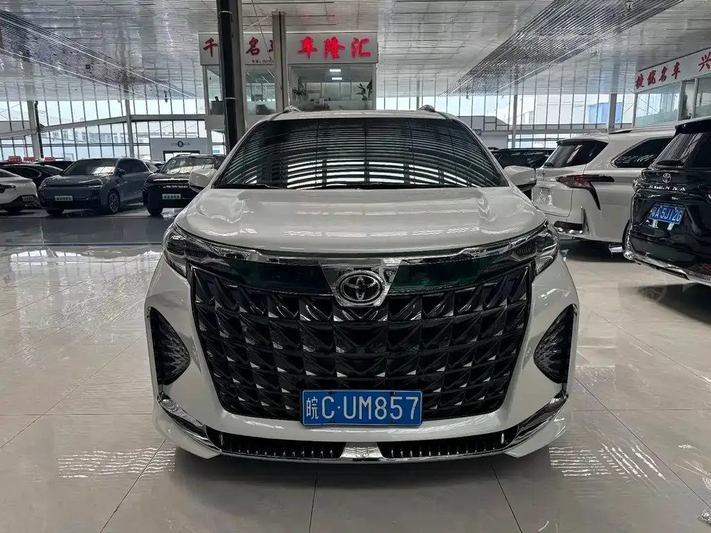 Toyota Granvia — фото 10