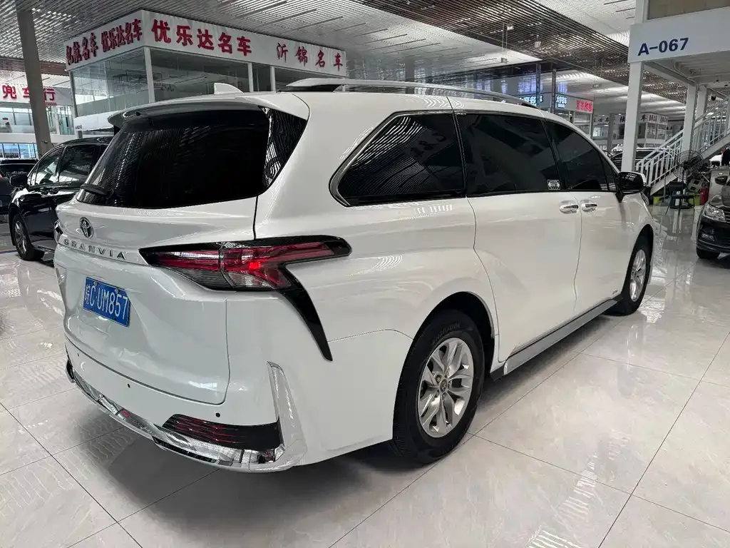 Toyota Granvia — фото 3