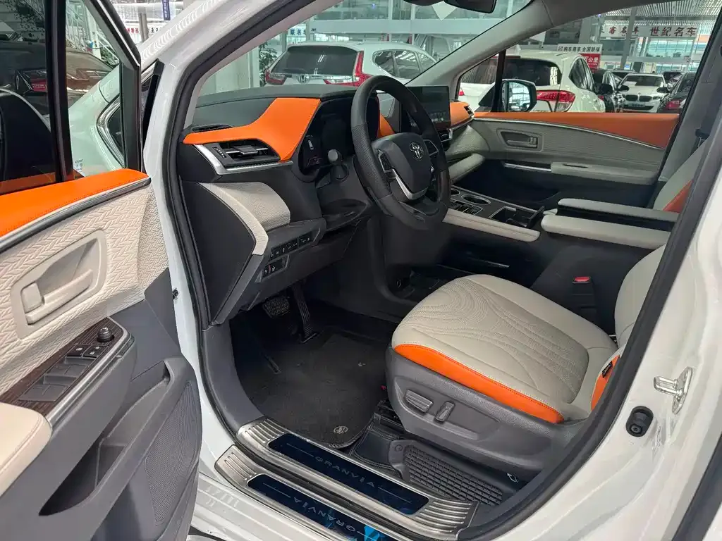 Toyota Granvia — фото 8