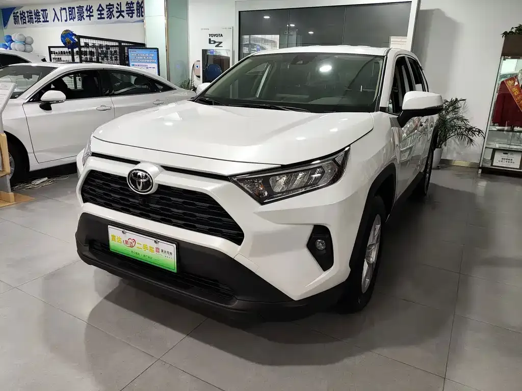 Toyota RAV4 — фото 1