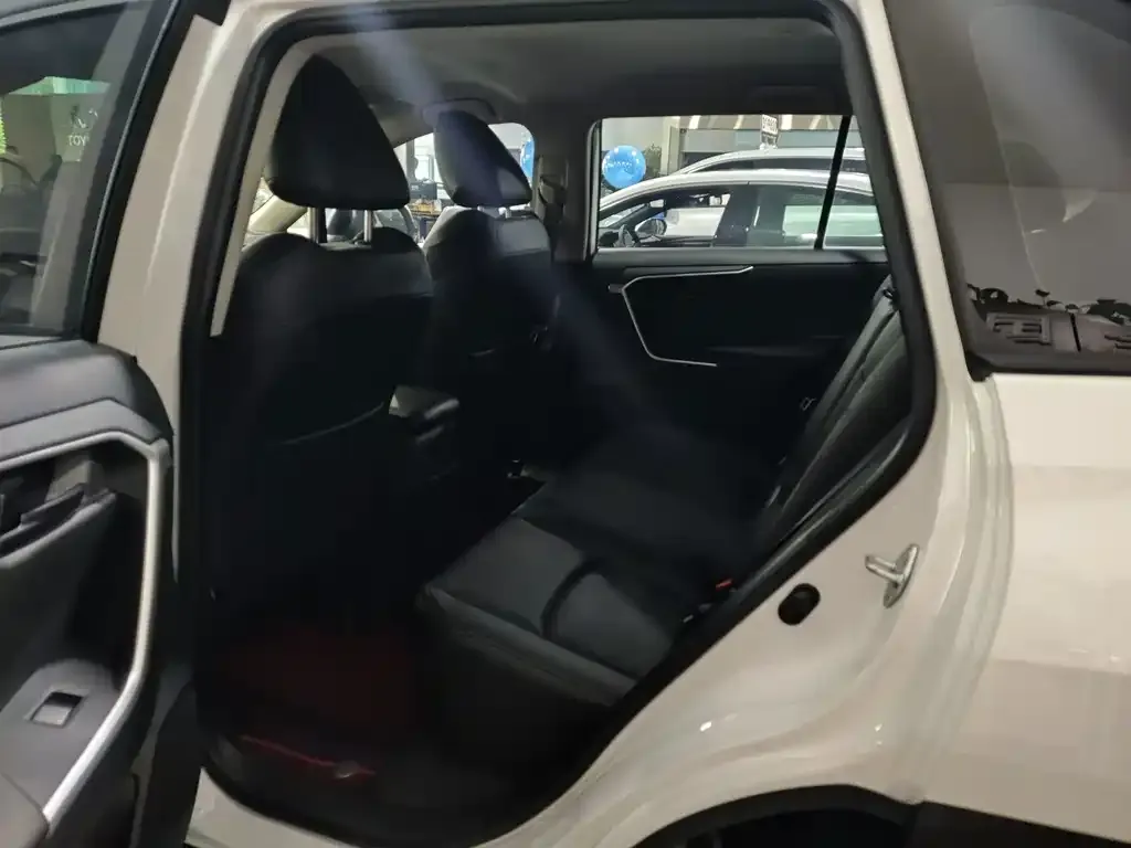 Toyota RAV4 — фото 2