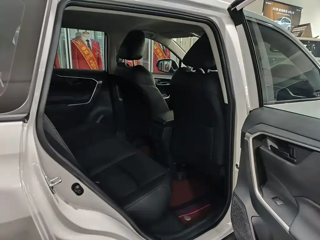 Toyota RAV4 — фото 9