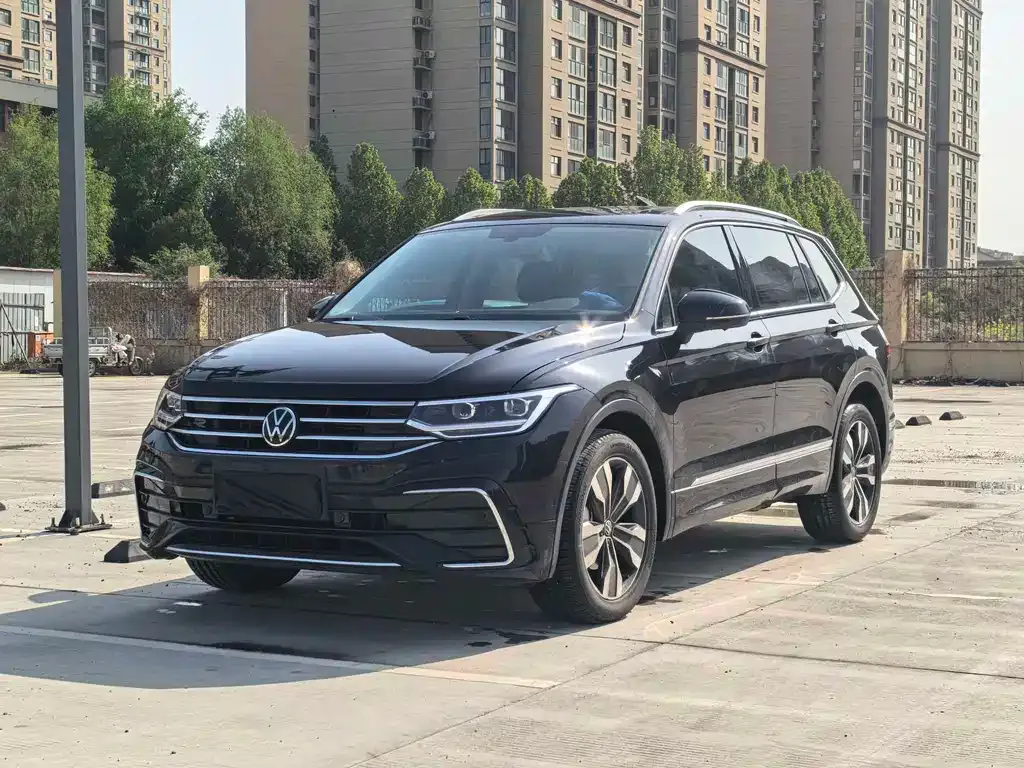 Volkswagen Tiguan L — фото 1