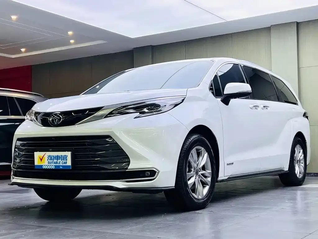 Toyota Sienna — фото 1