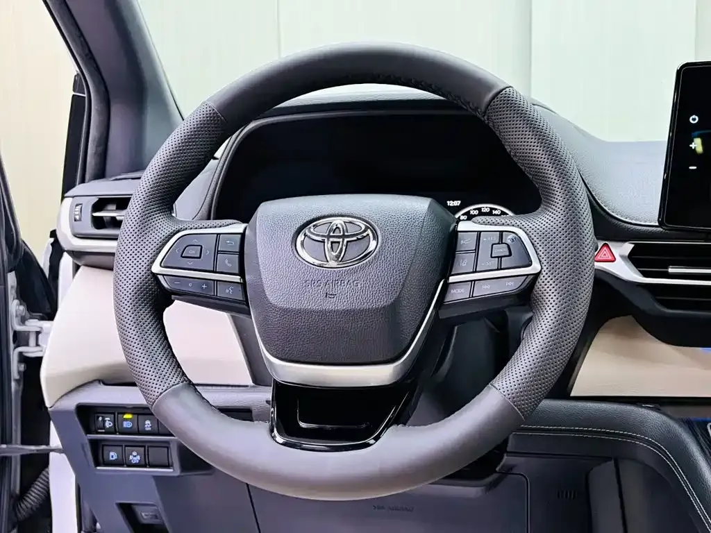 Toyota Sienna — фото 9