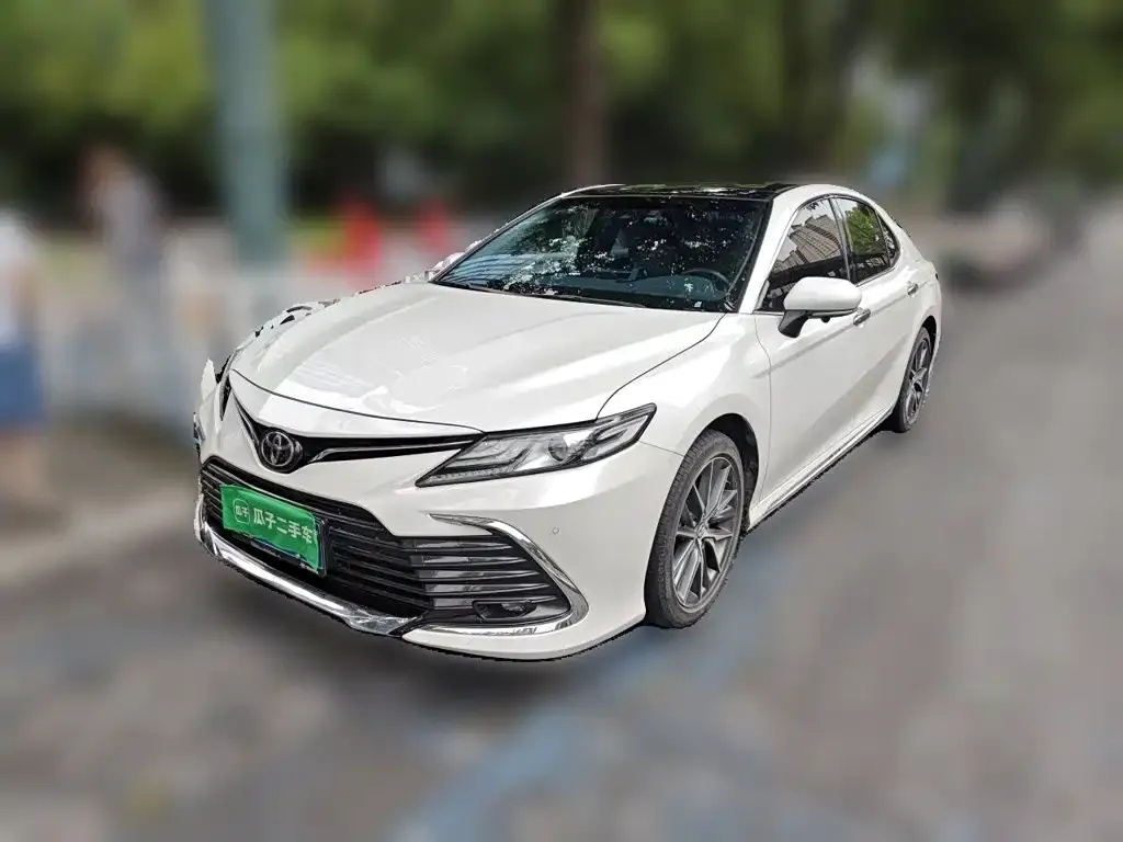 Toyota Camry — фото 1
