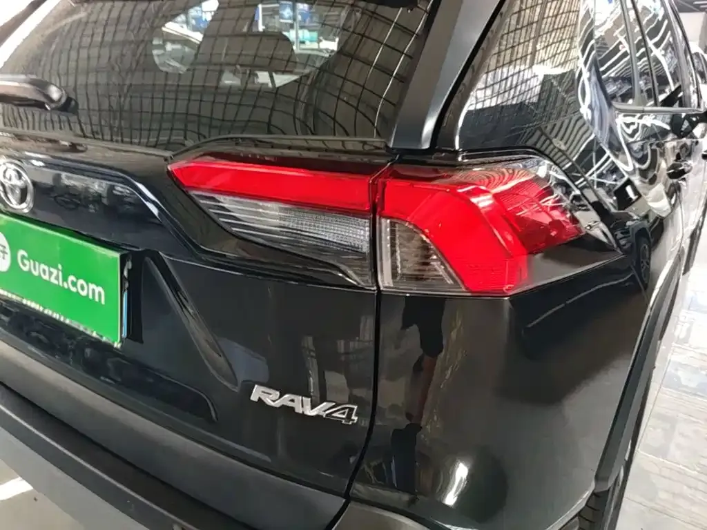 Toyota RAV4 — фото 2