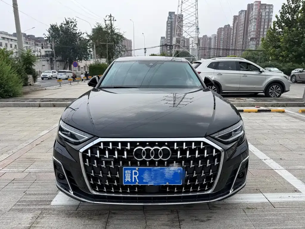 Audi A8 — фото 1