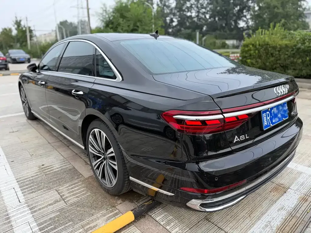 Audi A8 — фото 6