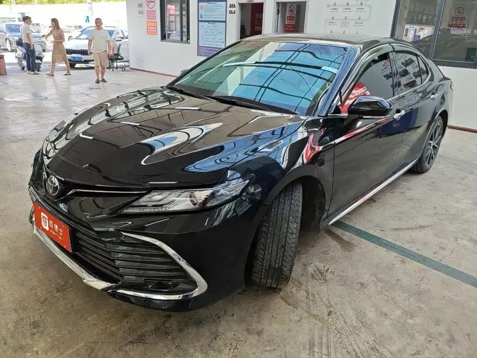 Toyota Camry — фото 1