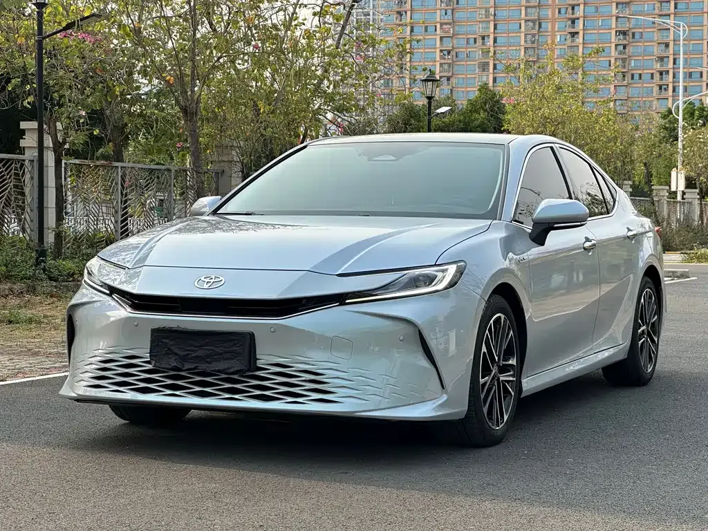 Toyota Camry — фото 1