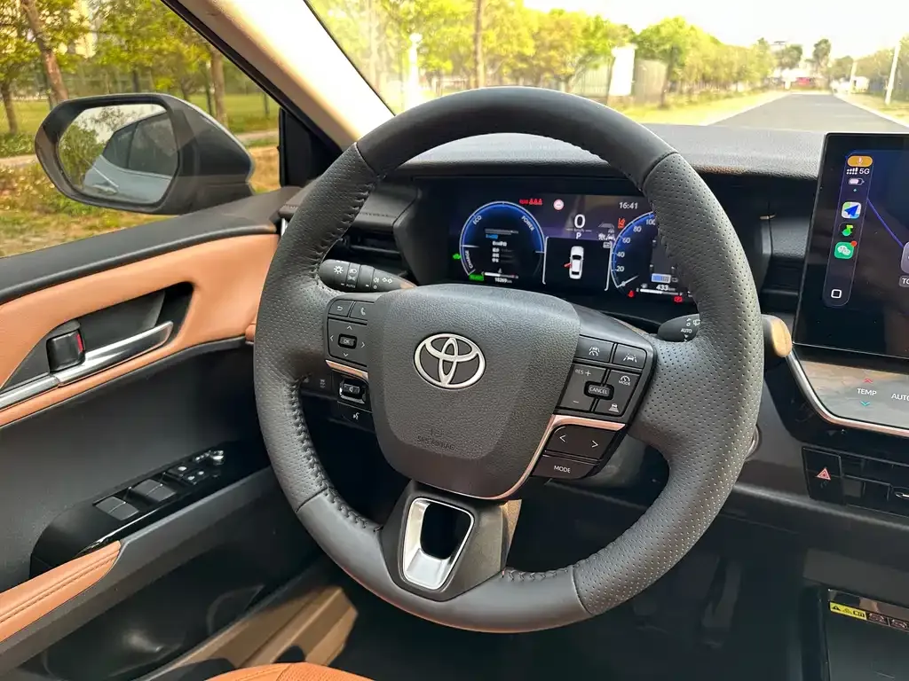 Toyota Camry — фото 5