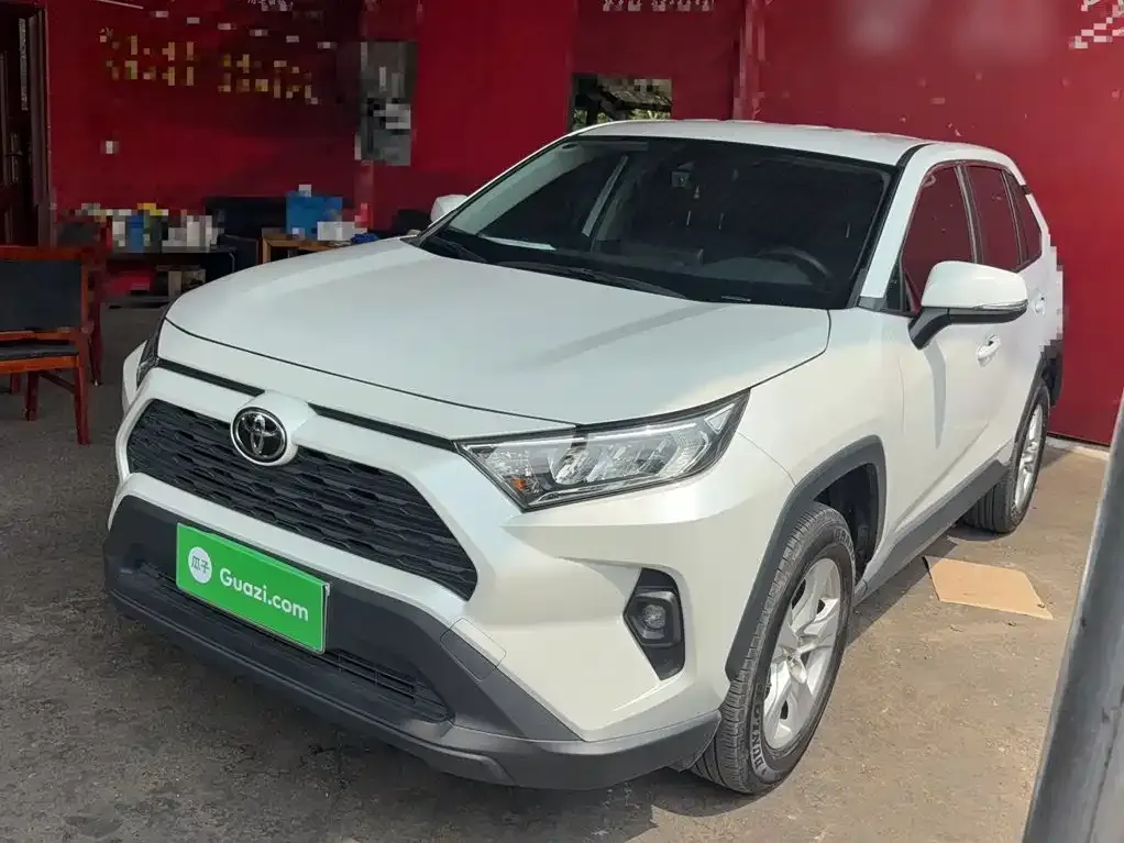 Toyota RAV4 — фото 1