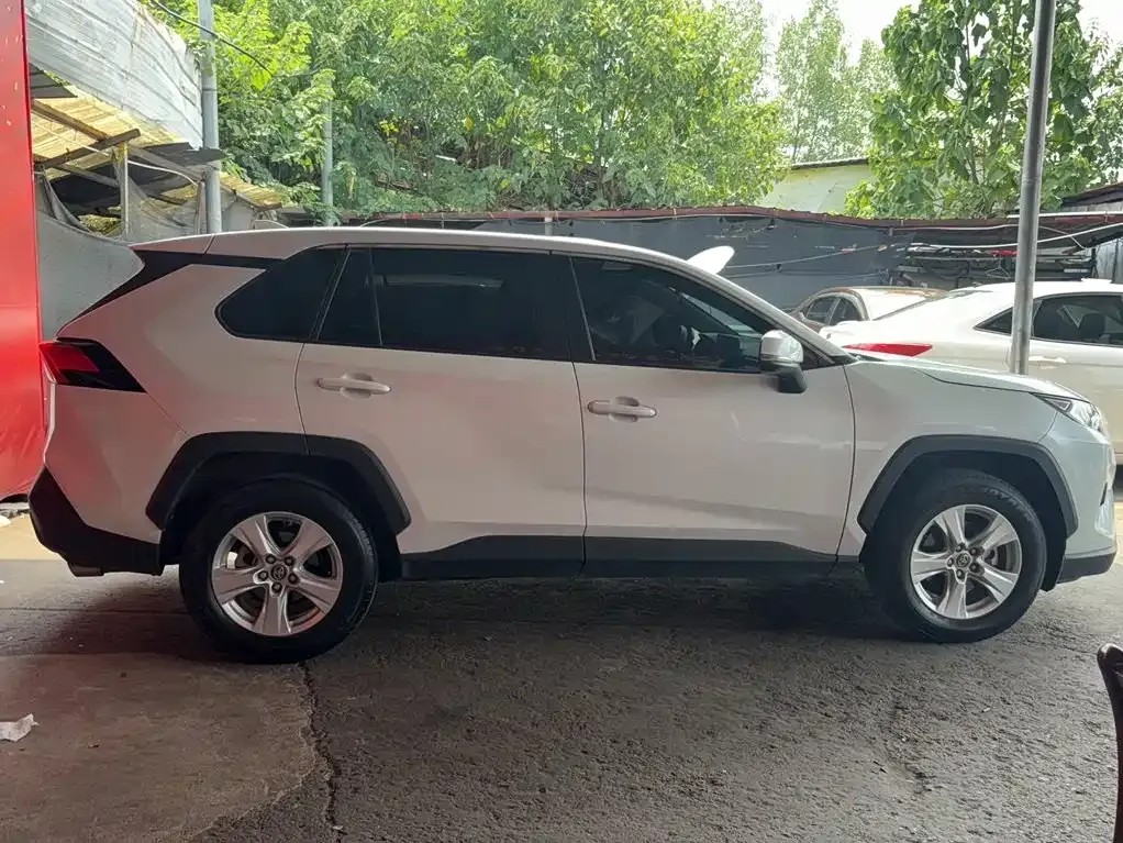 Toyota RAV4 — фото 5