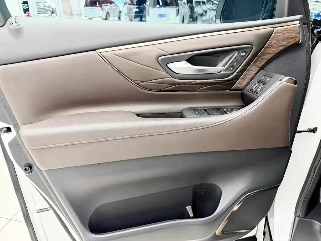 Toyota Vellfire — фото 10
