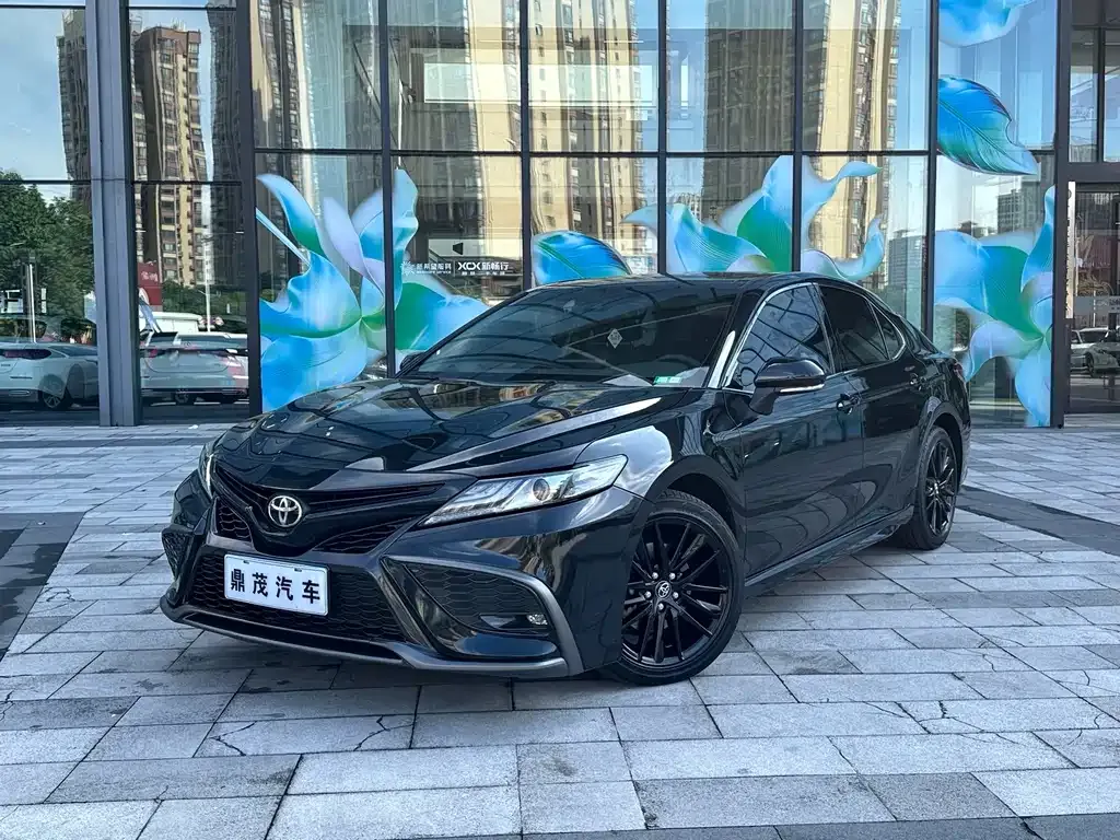 Toyota Camry — фото 1