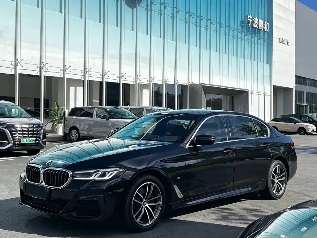 BMW 5 Series — фото 1