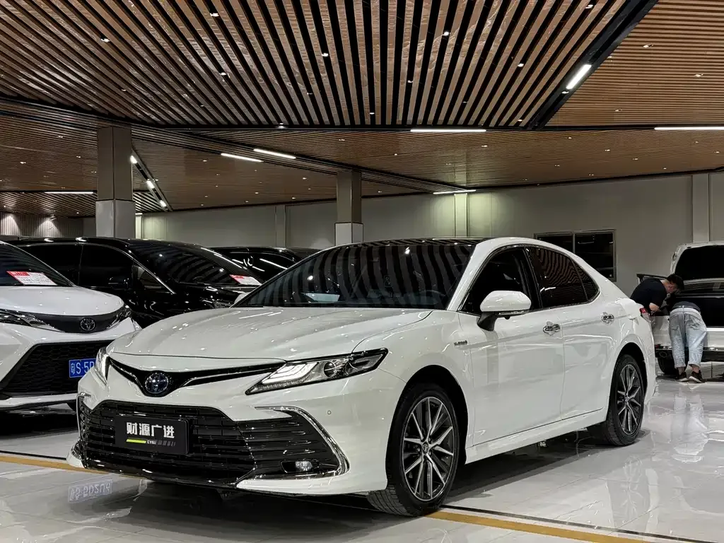 Toyota Camry — фото 1
