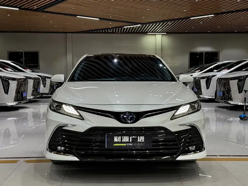 Toyota Camry — фото 2