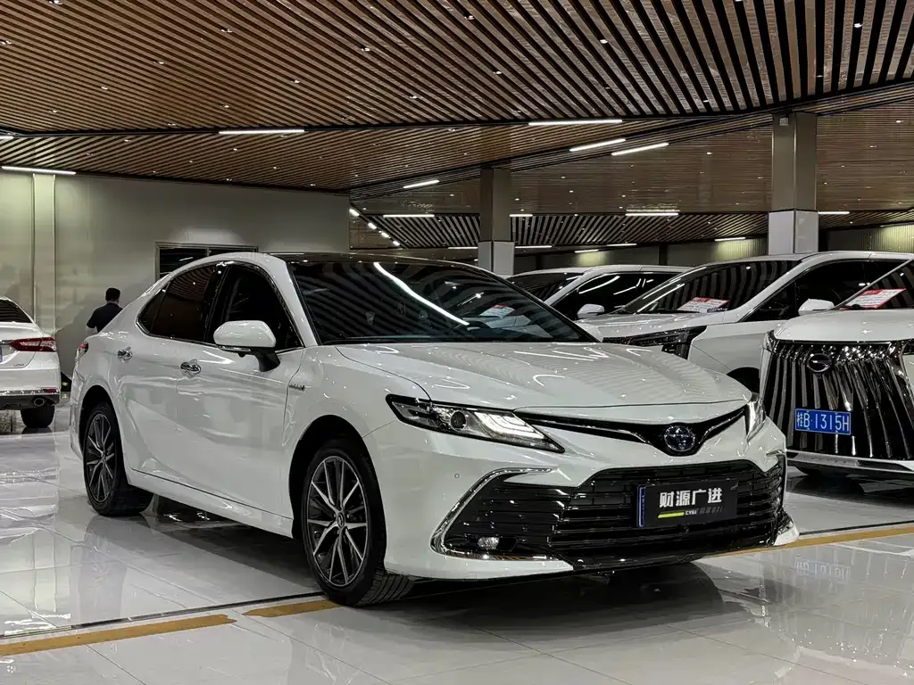 Toyota Camry — фото 9