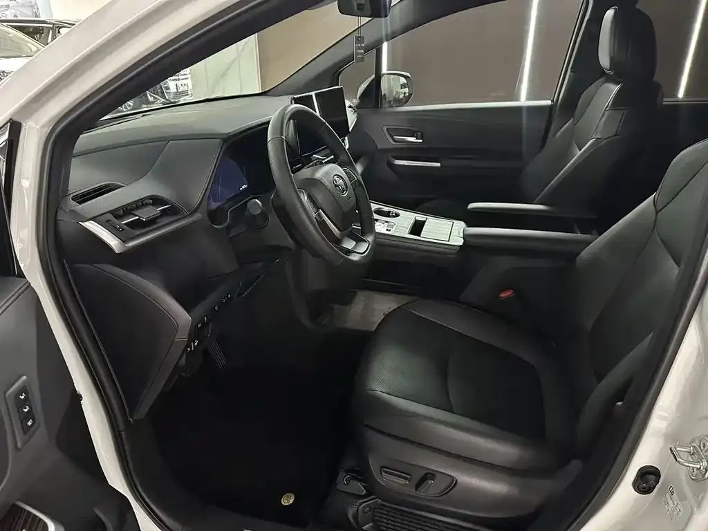 Toyota Granvia — фото 3