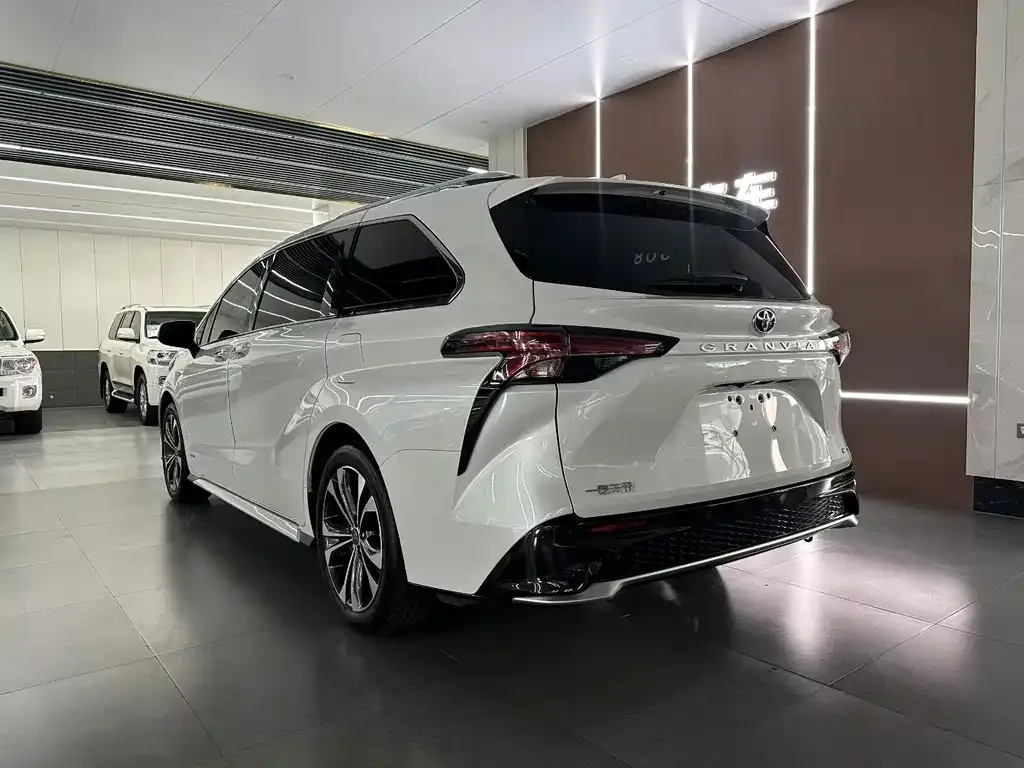 Toyota Granvia — фото 6