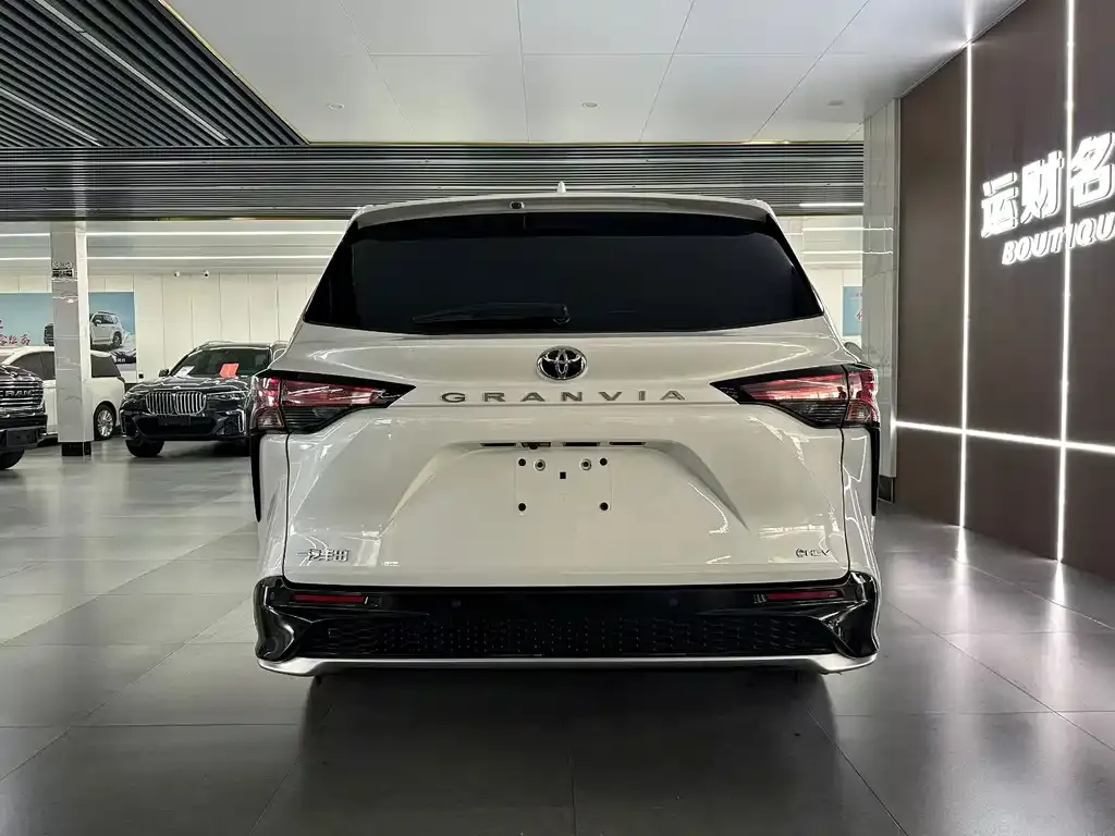 Toyota Granvia — фото 2