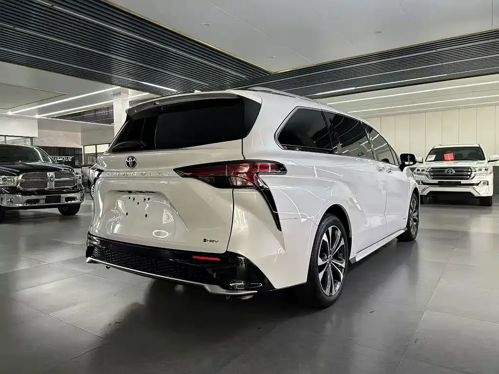 Toyota Granvia — фото 9