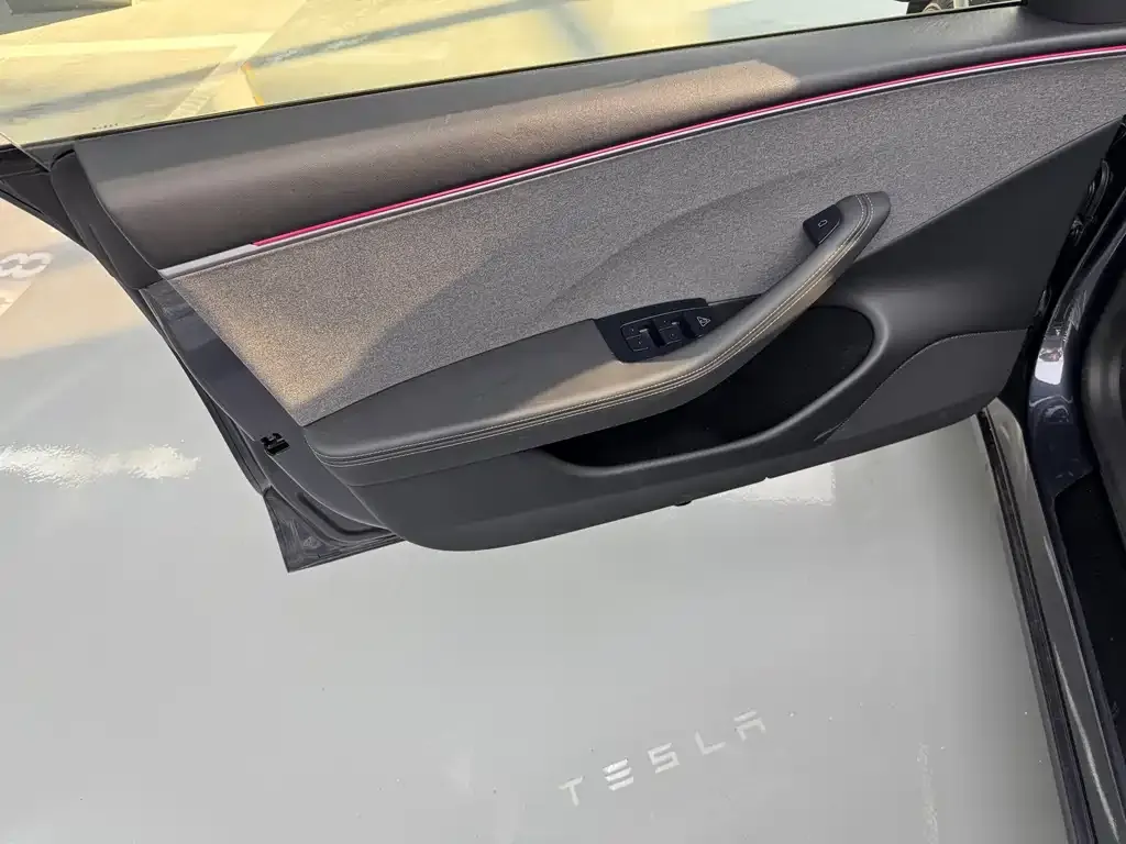 Tesla Model 3 — фото 4