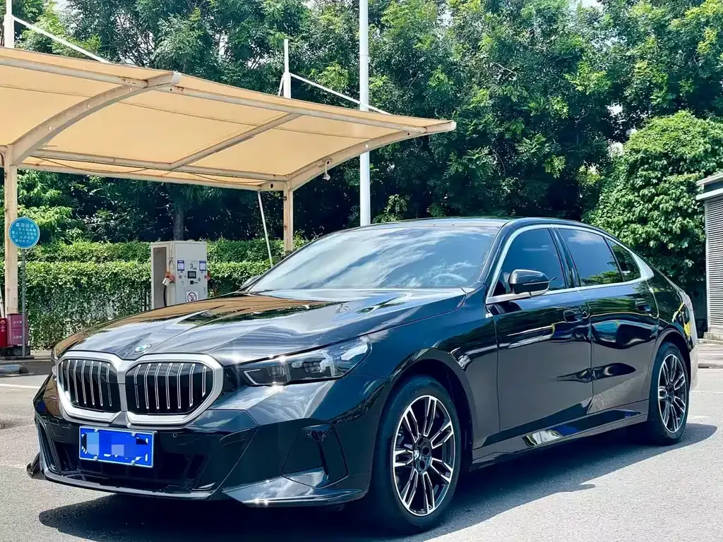 BMW 5 Series — фото 1