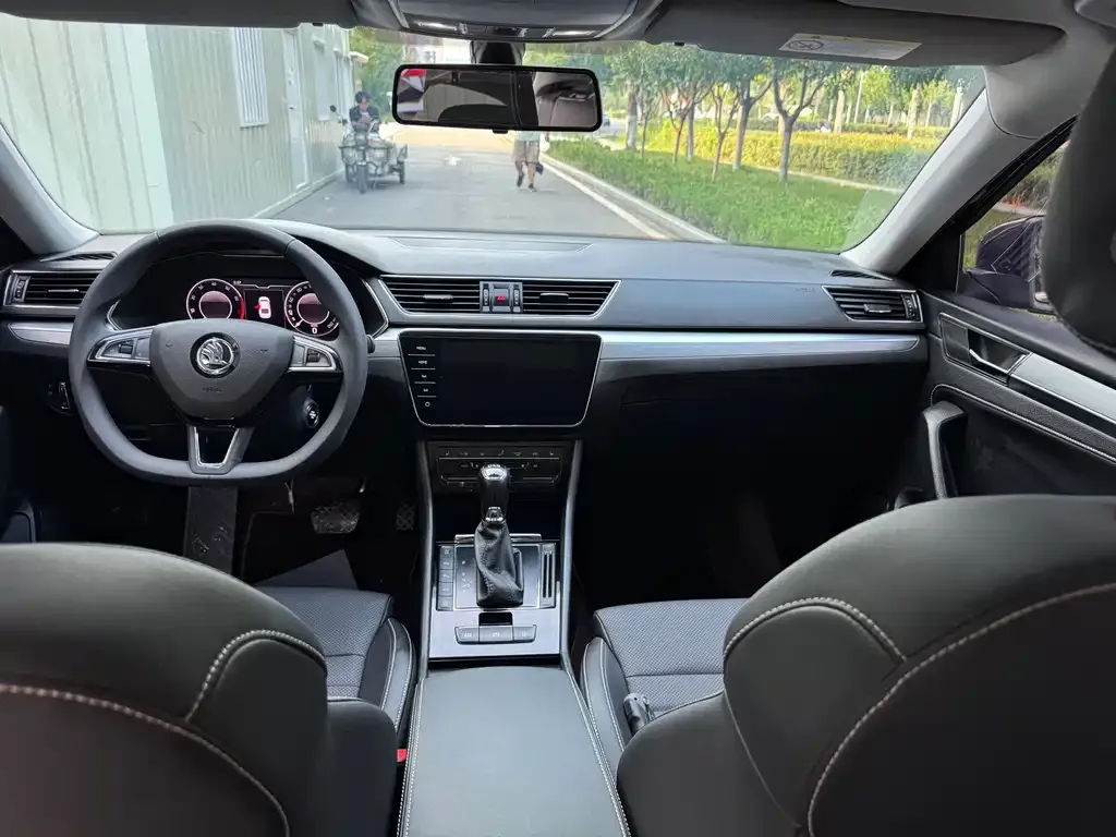Skoda Superb — фото 2