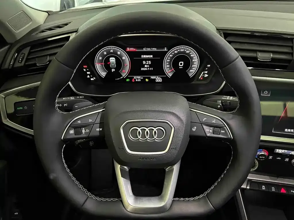 Audi Q3 — фото 5
