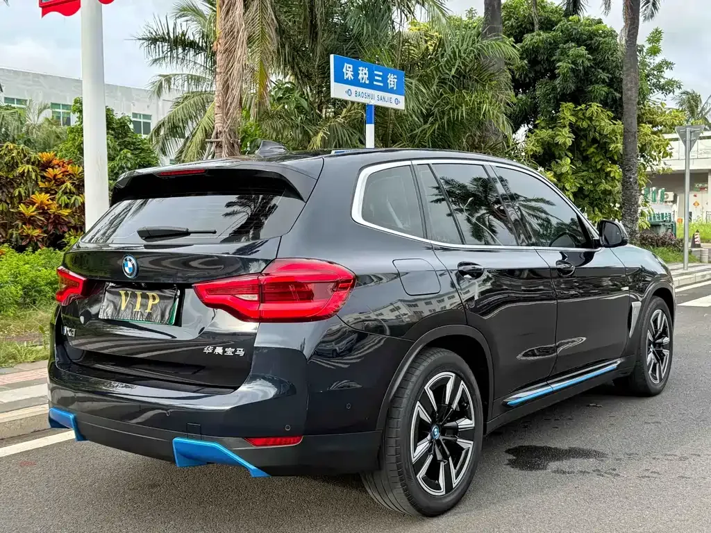 BMW iX3 — фото 9
