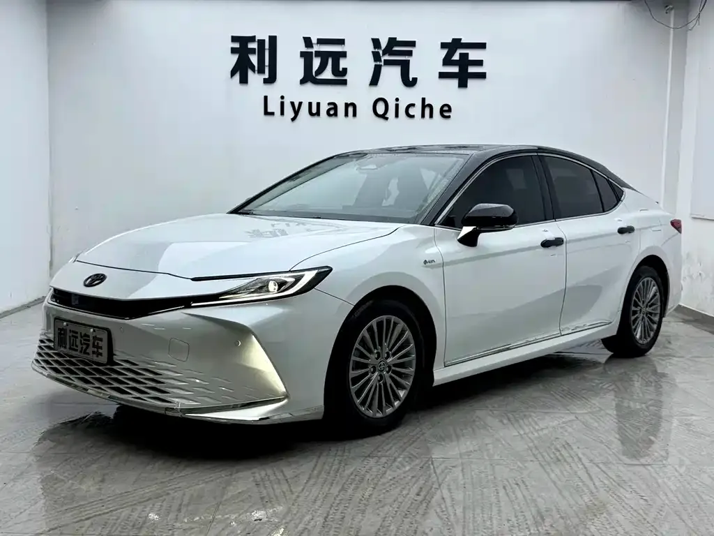 Toyota Camry — фото 1