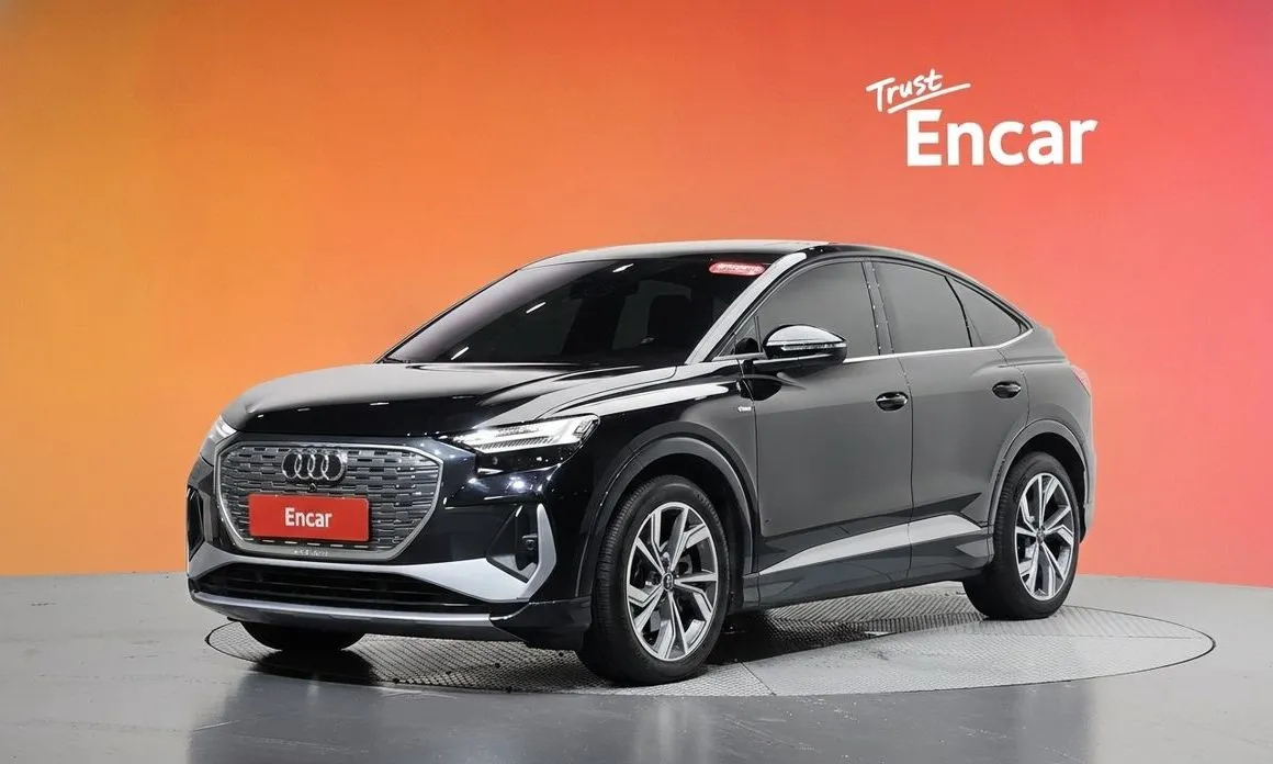 Audi Q4 e-tron — фото 1