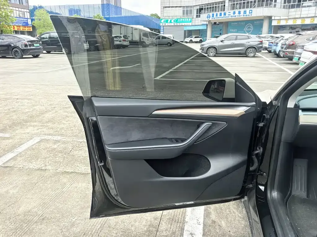 Tesla Model Y — фото 8