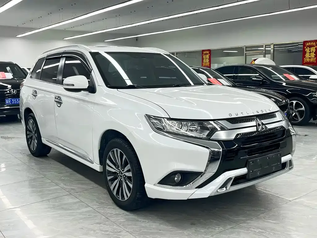 Mitsubishi Outlander — фото 5
