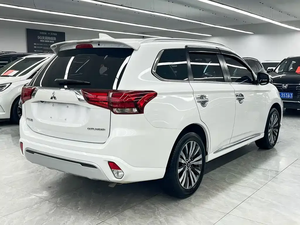 Mitsubishi Outlander — фото 8