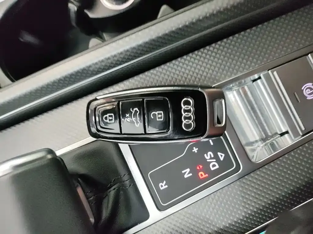 Audi A6L — фото 10