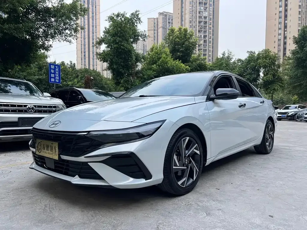 Hyundai Elantra — фото 1