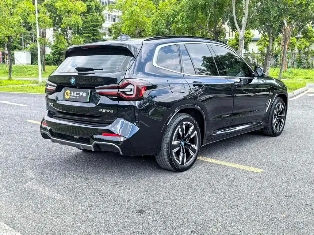 BMW iX3 — фото 8