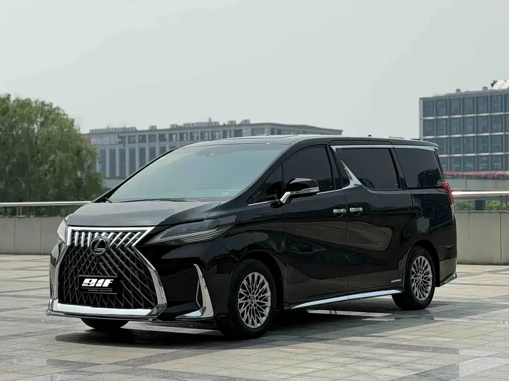 Toyota Vellfire — фото 1
