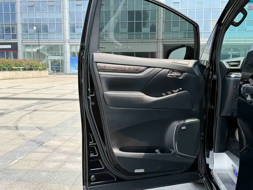Toyota Vellfire — фото 5