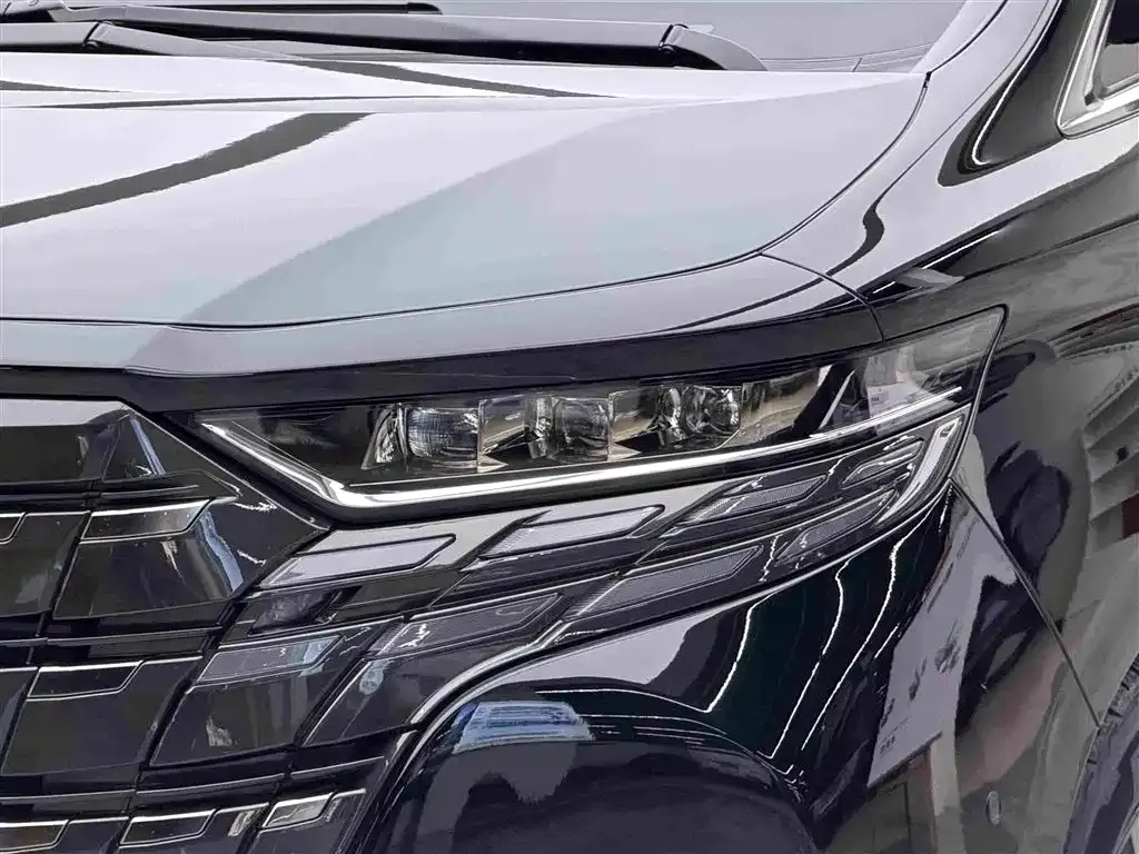 Toyota Alphard — фото 4