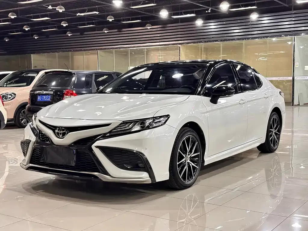 Toyota Camry — фото 1