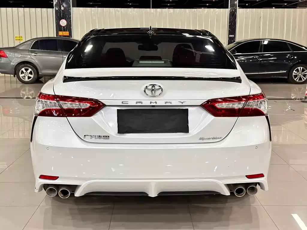 Toyota Camry — фото 9