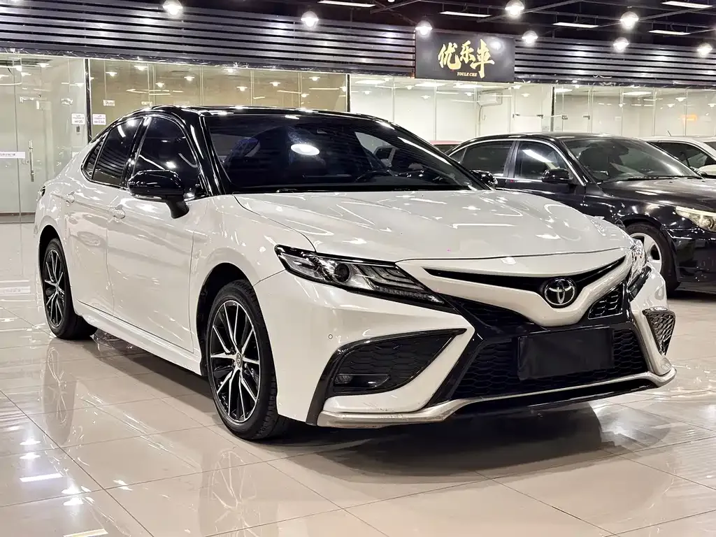 Toyota Camry — фото 5
